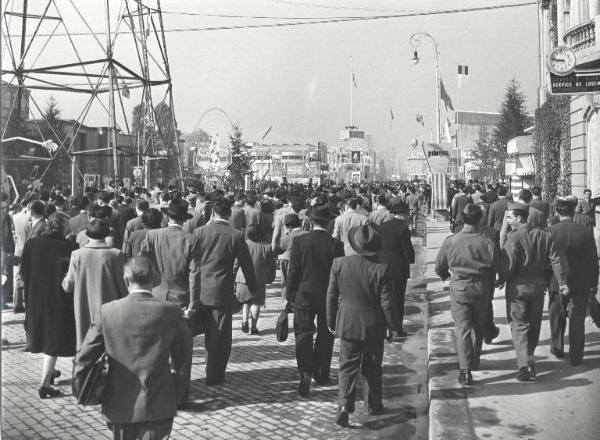 Fiera di Milano - Campionaria 1951 - Viale dell'industria - Folla di visitatori