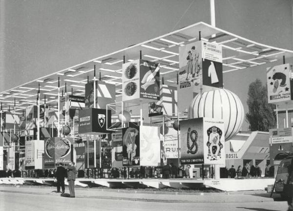 Fiera di Milano - Campionaria 1951 - Viale dell'industria - Installazione pubblicitaria della Pirelli