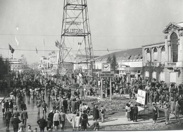 Fiera di Milano - Campionaria 1951 - Viale dell'industria - Folla di visitatori