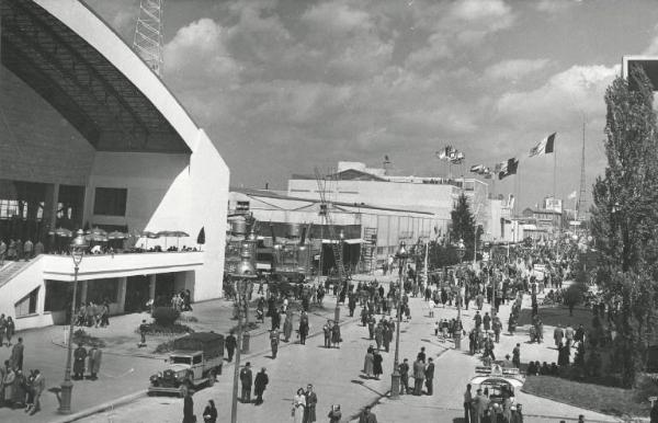 Fiera di Milano - Campionaria 1951 - Viale dell'industria