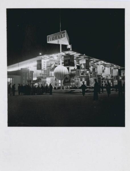 Fiera di Milano - Campionaria 1951 - Viale dell'industria - Installazione pubblicitaria della Pirelli