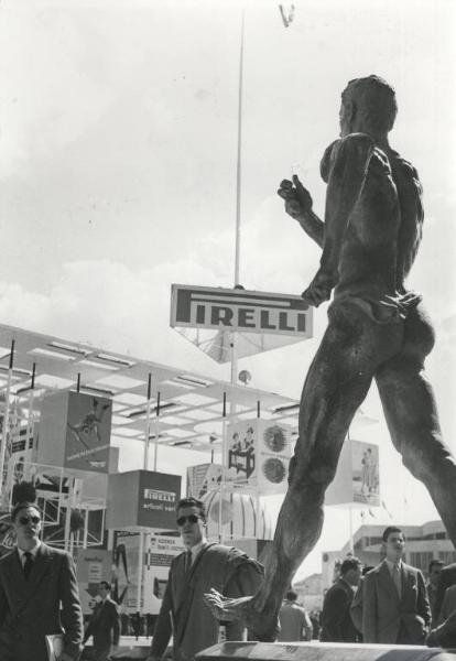 Fiera di Milano - Campionaria 1951 - Viale dell'industria - Installazione pubblicitaria della Pirelli