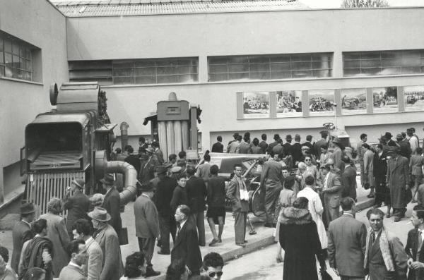 Fiera di Milano - Campionaria 1951 - Viale delle macchine agricole - Mostra delle macchine agricole costruite in Unione Sovietica