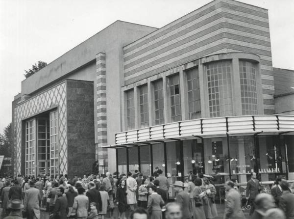 Fiera di Milano - Campionaria 1951 - Viale del commercio - Folla di visitatori