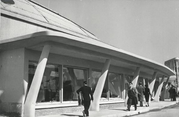 Fiera di Milano - Campionaria 1951 - Padiglione delle materie plastiche e delle macchine per la loro lavorazione - Veduta esterna