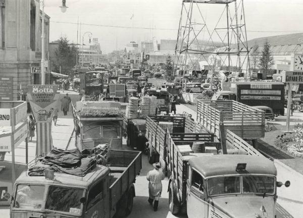 Fiera di Milano - Campionaria 1951 - Trasporto di merci