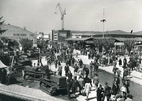 Fiera di Milano - Campionaria 1949 - Viale della scienza (poi viale della tecnica)