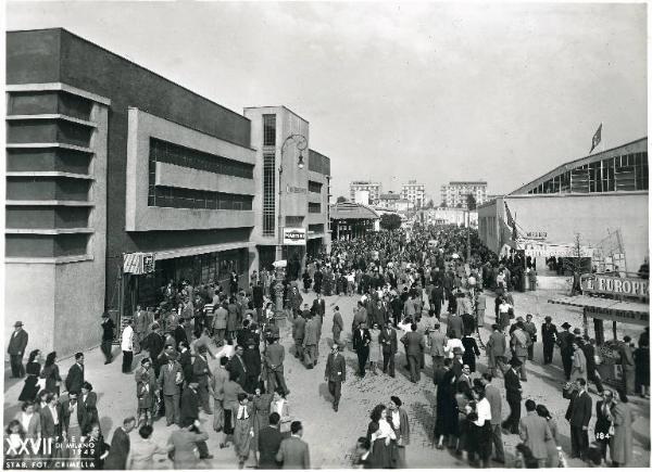 Fiera di Milano - Campionaria 1949 - Viale della scienza (poi viale della tecnica) - Folla di visitatori