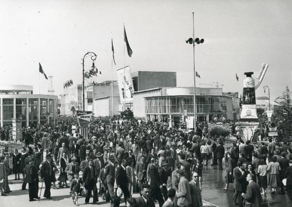 Fiera di Milano - Campionaria 1949 - Viale dell'industria - Folla di visitatori