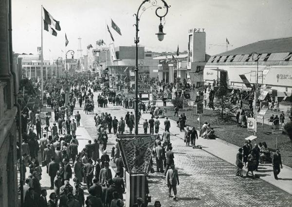 Fiera di Milano - Campionaria 1949 - Viale dell'industria