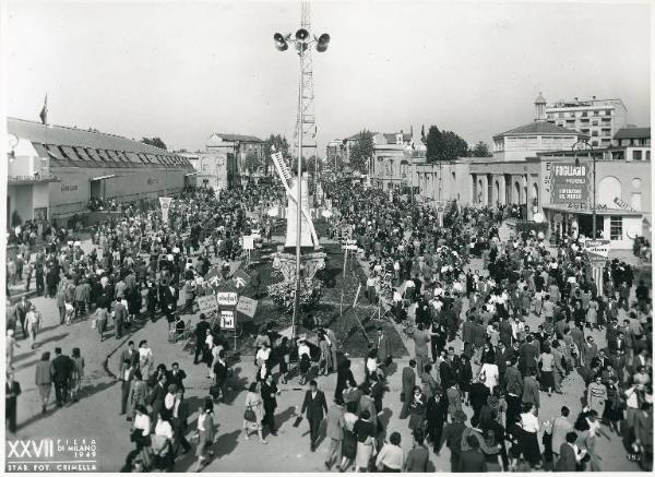 Fiera di Milano - Campionaria 1949 - Viale dell'industria - Folla di visitatori