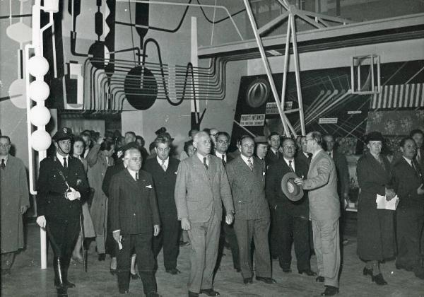 Fiera di Milano - Campionaria 1950 - Visita di parlamentari in occasione della Giornata del Parlamento