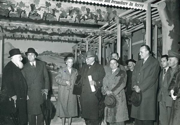 Fiera di Milano - Campionaria 1950 - Visita dell'ambasciatore degli Stati Uniti James C. Dunn in occasione della manifestazione in onore degli Stati Uniti