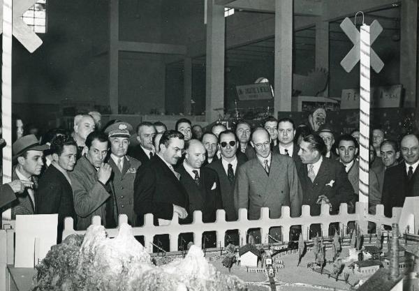 Fiera di Milano - Campionaria 1950 - Visita del ministro degli interni Mario Scelba