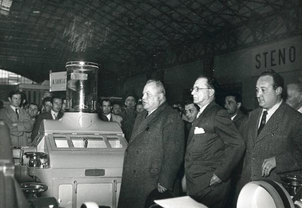 Fiera di Milano - Campionaria 1950 - Visita del presidente del consiglio Alcide De Gasperi