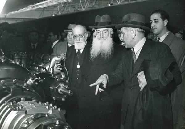 Fiera di Milano - Campionaria 1950 - Visita del ministro dei trasporti Ludovico D'Aragona