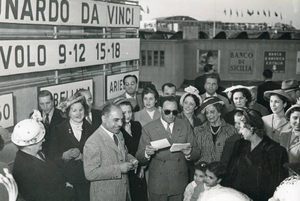 Fiera di Milano - Campionaria 1950 - Volo di prova in elicottero per i vincitori del sorteggio fra giornalisti