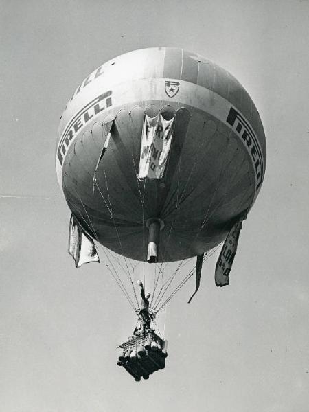 Fiera di Milano - Campionaria 1950 - Ascensione in pallone aerostatico