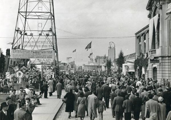 Fiera di Milano - Campionaria 1950 - Viale dell'industria - Folla di visitatori