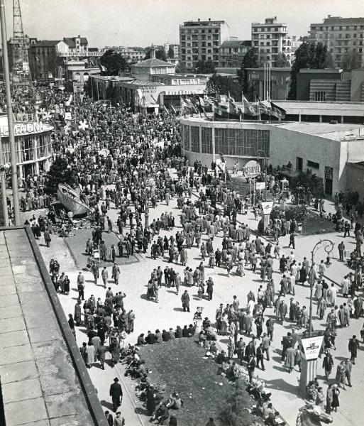 Fiera di Milano - Campionaria 1950 - Viale dell'industria - Veduta dall'alto