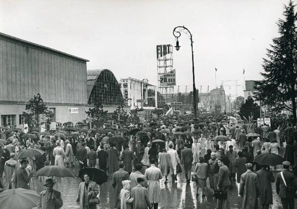 Fiera di Milano - Campionaria 1950 - Viale dell'industria - Folla di visitatori