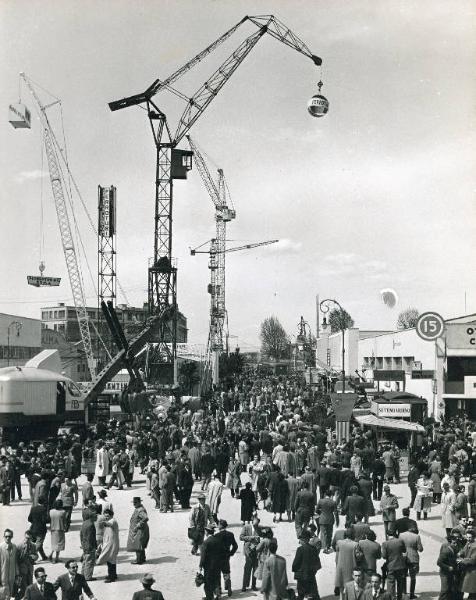 Fiera di Milano - Campionaria 1950 - Viale del lavoro - Folla di visitatori