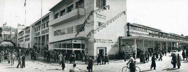 Fiera di Milano - Campionaria 1950 - Incrocio tra il viale del lavoro e il viale della meccanica