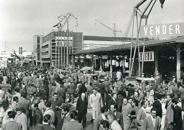 Fiera di Milano - Campionaria 1950 - Viale della tecnica - Folla di visitatori