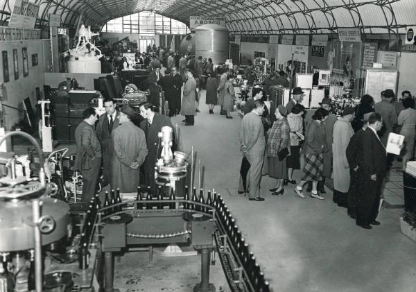 Fiera di Milano - Campionaria 1950 - Padiglione di macchine e apparecchi per l'industria chimica - Interno