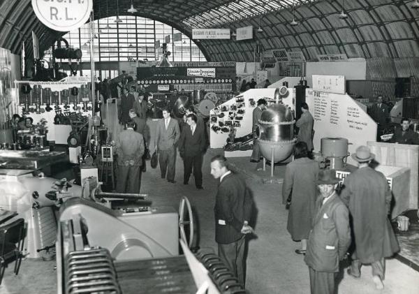 Fiera di Milano - Campionaria 1950 - Padiglione di macchine e apparecchi per l'industria chimica - Interno