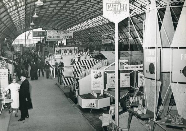 Fiera di Milano - Campionaria 1950 - Padiglione delle macchine olearie e della chimica per l'agricoltura - Interno