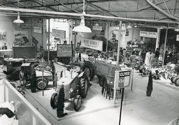 Fiera di Milano - Campionaria 1950 - Tettoia delle macchine agricole