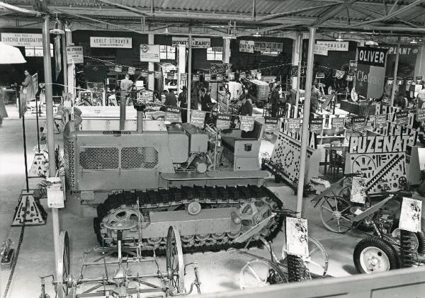 Fiera di Milano - Campionaria 1950 - Tettoia delle macchine agricole