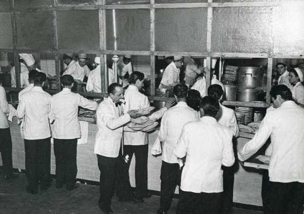 Fiera di Milano - Campionaria 1950 - Ristorante "alla meccanica" - Cucina - Cuochi e camerieri