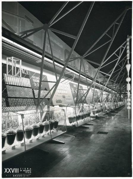 Fiera di Milano - Campionaria 1950 - Padiglione del Gruppo Montecatini - Sala delle produzioni chimiche diverse