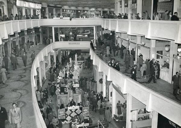 Fiera di Milano - Campionaria 1950 - Padiglione dei tessili e dell'abbigliamento - Interno