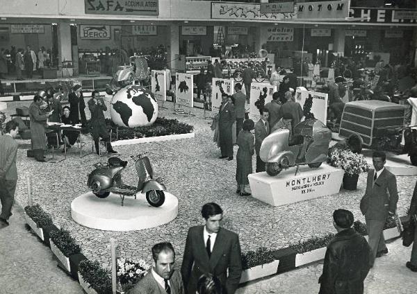 Fiera di Milano - Campionaria 1950 - Salone dell'auto, avio, moto, ciclo e accessori nel palazzo dello sport - Stand della Piaggio