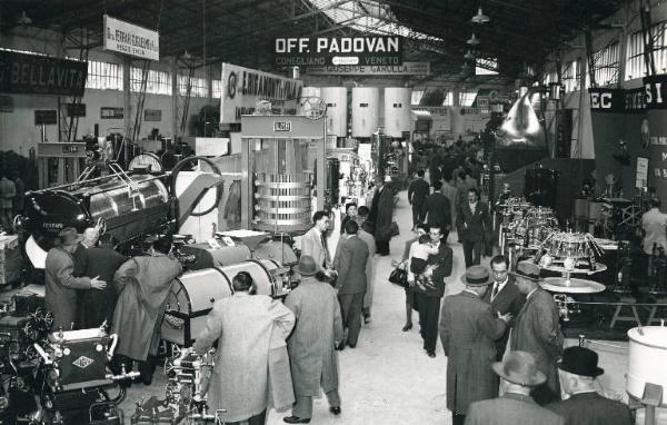 Fiera di Milano - Campionaria 1951 - Padiglione delle macchine per l'industria enologica - Interno