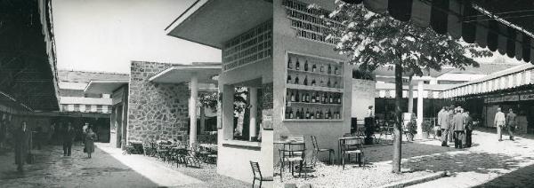 Fiera di Milano - Campionaria 1951 - Corte dei vini - Veduta panoramica