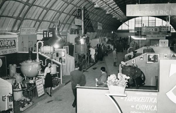 Fiera di Milano - Campionaria 1951 - Padiglione di macchine e apparecchi per l'industria chimica - Interno