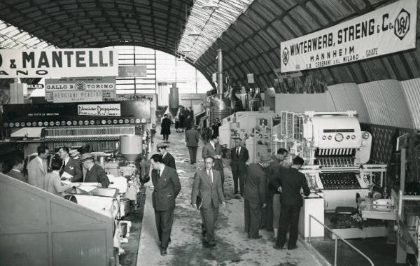 Fiera di Milano - Campionaria 1951 - Padiglione di macchine e apparecchi per l'industria chimica - Interno