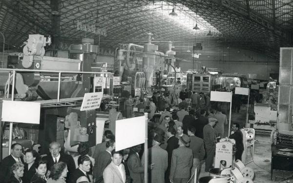 Fiera di Milano - Campionaria 1951 - Padiglione delle macchine per molini, panifici e pastifici - Interno