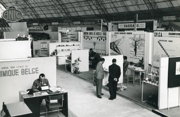 Fiera di Milano - Campionaria 1951 - Padiglione della chimica industriale e farmaceutica - Interno