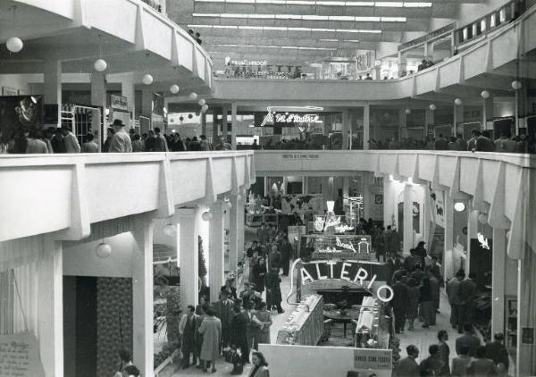 Fiera di Milano - Campionaria 1951 - Padiglione dei tessili e dell'abbigliamento - Interno