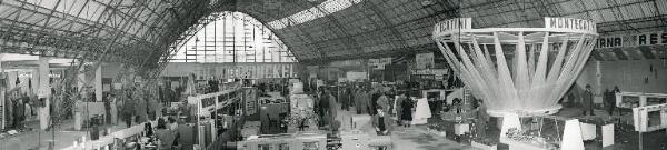 Fiera di Milano - Campionaria 1951 - Padiglione delle materie plastiche e delle macchine per la loro lavorazione - Interno - Veduta panoramica