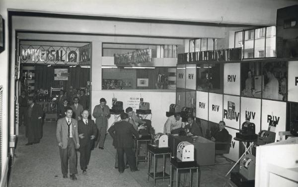 Fiera di Milano - Campionaria 1951 - Padiglione delle forniture e impianti per la casa, alberghi e negozi - Stand di registratori di cassa della RIV