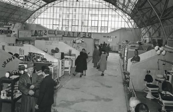 Fiera di Milano - Campionaria 1951 - Padiglione degli apparecchi e materiale odontoiatrico-sanitario - Interno