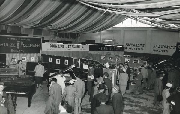 Fiera di Milano - Campionaria 1951 - Padiglione degli strumenti musicali - Interno