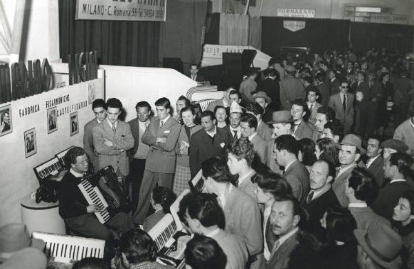 Fiera di Milano - Campionaria 1951 - Padiglione degli strumenti musicali - Interno