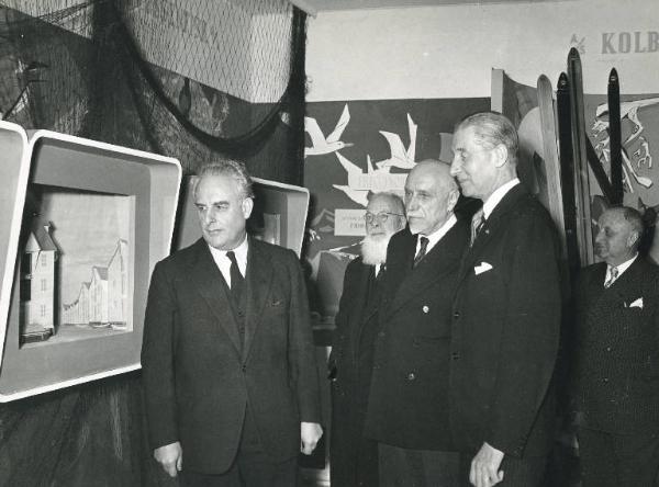 Fiera di Milano - Campionaria 1951 - Visita del ministro plenipotenziario a Roma Hans Fay e altre personalità norvegesi